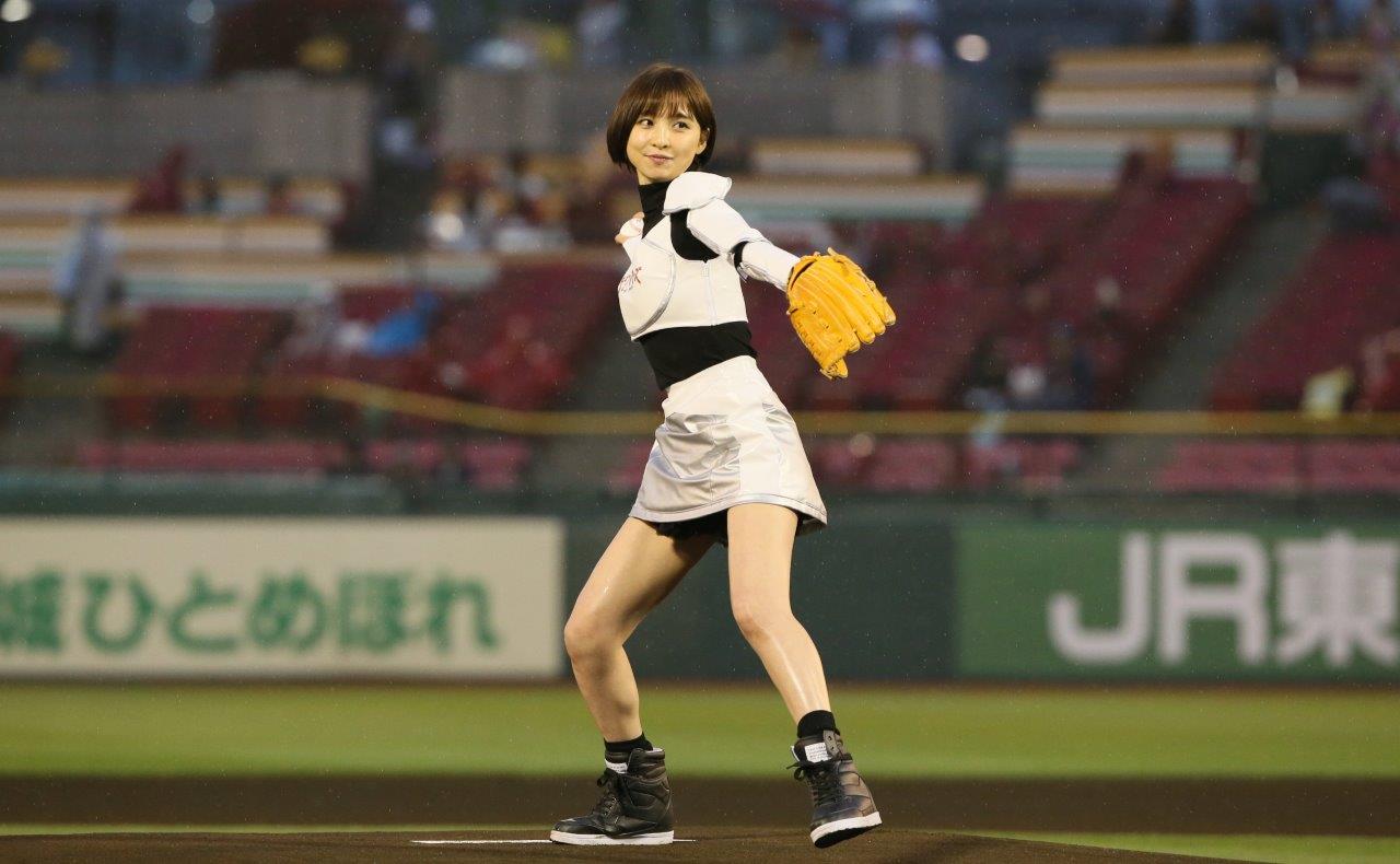 始球式に登板した篠田麻里子。 - 篠田麻里子が宇宙服風ミニスカ