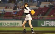 始球式に登板した篠田麻里子。