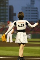 始球式に登板した篠田麻里子。