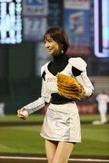 始球式に登板した篠田麻里子。