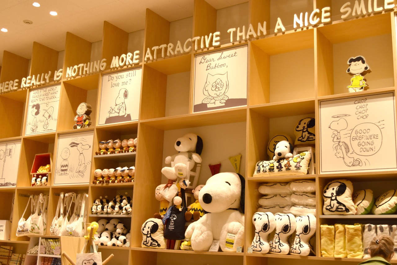 ミュージアムショップBROWN'S STOREで販売されるグッズ。