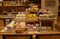 ミュージアムショップBROWN'S STOREで販売されるグッズ。