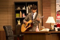 弾き語りで航に説教する貝原。