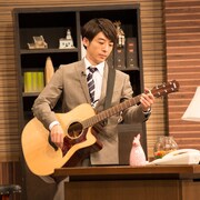 「民王」高橋一生ら番外編キャストが寸劇生披露、秘書貝原のギター弾き語りも