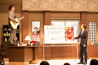 弾き語りで航（右）に説教する貝原（左）。