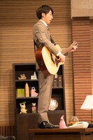 興奮してデスクに上がり、弾き語る貝原。