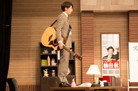 興奮してデスクに上がる貝原。