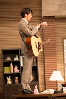 会見の開始時刻を17時と5時で勘違いし、静かに動揺する貝原。