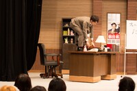 「民王 番外編 秘書貝原と6人の怪しい客」制作発表会見のショート劇の様子。