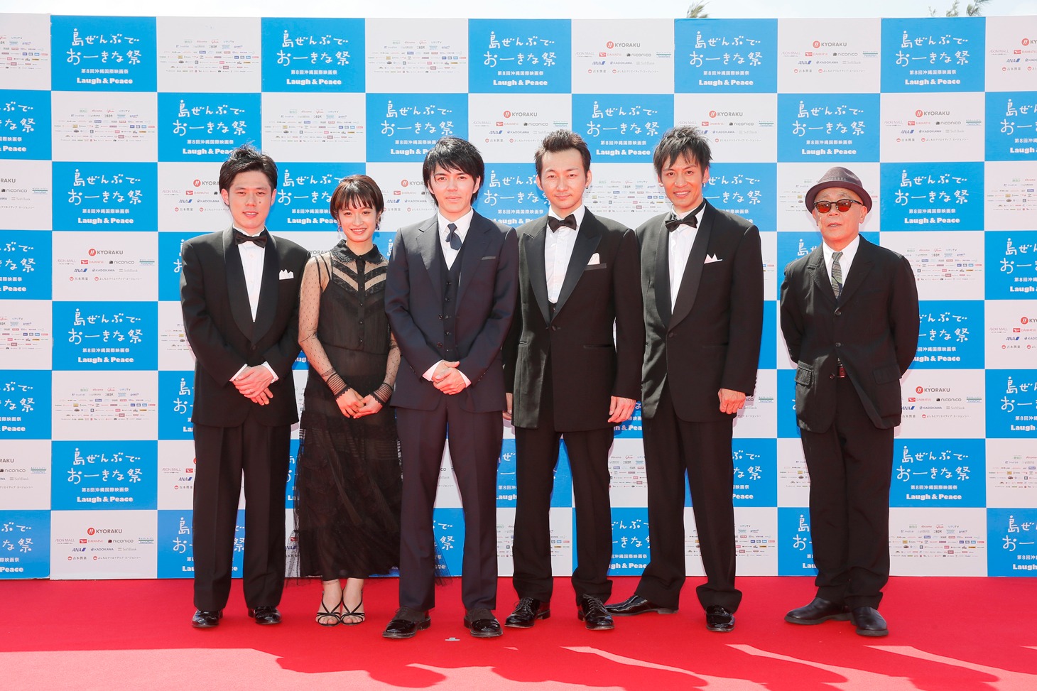 第8回沖縄国際映画祭「島ぜんぶでおーきな祭」レッドカーペットイベントより「火花」のキャストとスタッフ。(c)2016YDクリエイション