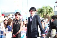 レッドカーペットを歩く林遣都（右）と門脇麦（左）。(c)2016YDクリエイション