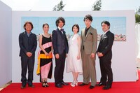 第8回沖縄国際映画祭「島ぜんぶでおーきな祭」レッドカーペットイベントより「A.I.love you」のキャストとスタッフ。(c)吉本興業