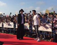 「サブイボマスク」より主演のファンキー加藤（右）、監督の門馬直人（左）。(c)サブイボマスク製作委員会