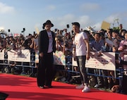 「サブイボマスク」より主演のファンキー加藤(右)、監督の門馬直人(左)。(c)サブイボマスク製作委員会