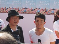 「サブイボマスク」より主演のファンキー加藤（右）、監督の門馬直人（左）。(c)サブイボマスク製作委員会