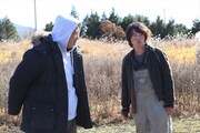 「太陽」メイキングカット。左から入江悠、神木隆之介。(c)2015「太陽」製作委員会