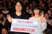 「リップヴァンウィンクルの花嫁」舞台挨拶の様子。左から岩井俊二、黒木華。