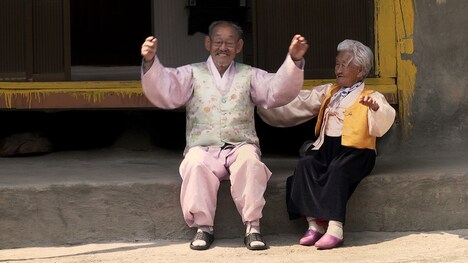 「あなた、その川を渡らないで」より、歌い踊る2人。