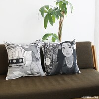 左から「I am a HERO 英雄クッション」「Are you a HERO? 比呂美クッション」。