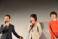神木隆之介（中央）を「仲がいい友達！」と紹介する古舘寛治（左）。