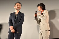 古舘寛治（左）との仲良しエピソードを披露する神木隆之介（右）。