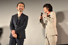 古舘寛治（左）との仲良しエピソードを披露する神木隆之介（右）。