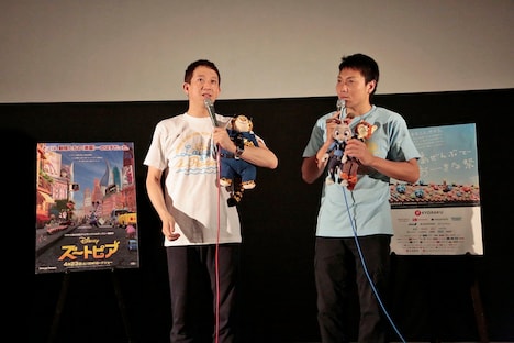 第8回沖縄国際映画祭「島ぜんぶでおーきな祭」での「ズートピア」舞台挨拶の様子。左からサバンナ高橋茂雄、八木真澄。