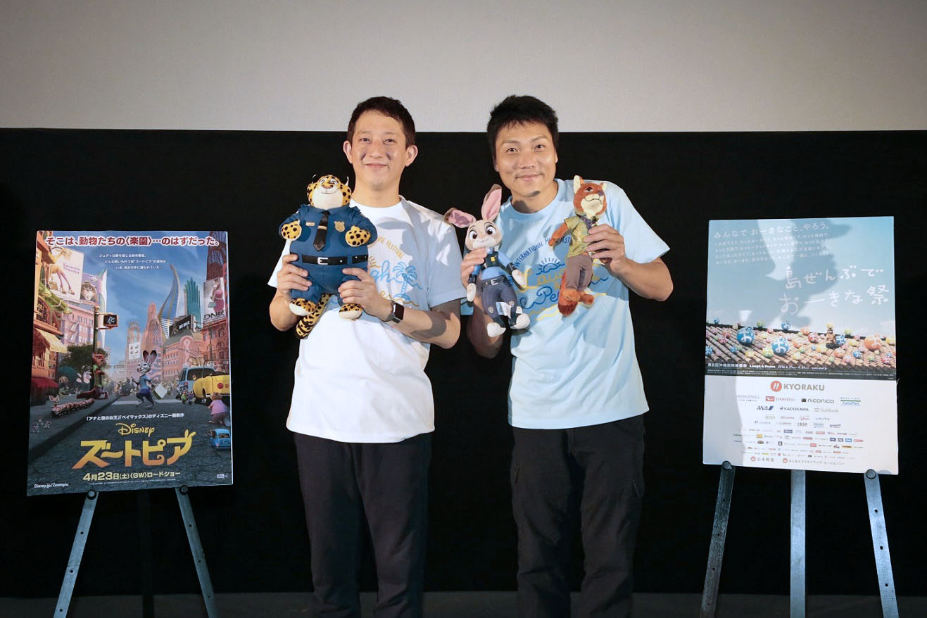 第8回沖縄国際映画祭「島ぜんぶでおーきな祭」での「ズートピア」舞台挨拶の様子。左からサバンナ高橋茂雄、八木真澄。