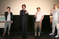 「Perfect Body!!」を披露して会場を沸かすケイン・コスギ（左から2番目）。