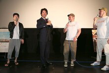 「Perfect Body!!」を披露して会場を沸かすケイン・コスギ（左から2番目）。