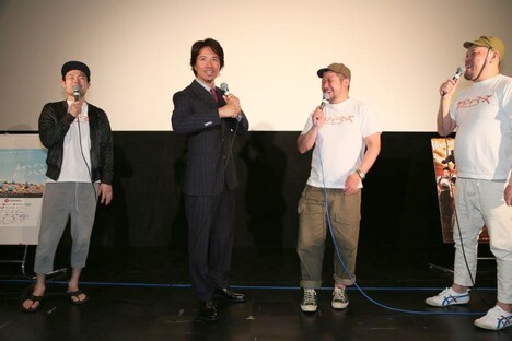 「Perfect Body!!」を披露して会場を沸かすケイン・コスギ(左から2番目)。