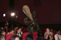 客席の通路から登場するテラフォーマー。