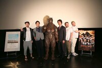 左から品川祐、貴家悠、テラフォーマー、ケイン・コスギ、ケンドーコバヤシ、くっきー。