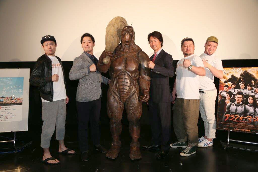 ケイン・コスギが沖縄でもPerfect Body!!「テラフォーマーズ」原作者と対面