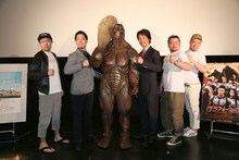 第8回沖縄国際映画祭「島ぜんぶでおーきな祭」の「テラフォーマーズ」舞台挨拶にて、左から品川祐、貴家悠、テラフォーマー、ケイン・コスギ、ケンドーコバヤシ、くっきー。