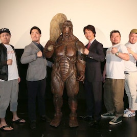 ケイン・コスギが沖縄でもPerfect Body!!「テラフォーマーズ」原作者と対面