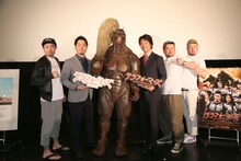 左から品川祐、貴家悠、テラフォーマー、ケイン・コスギ、ケンドーコバヤシ、くっきー。