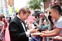 レッドカーペットイベントで観客と交流する蛭子能収。