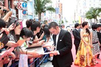 レッドカーペットイベントで観客と交流する大悟。