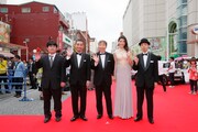 第8回沖縄国際映画祭「島ぜんぶでおーきな祭」レッドカーペットイベントの様子。左から高畑正和、大悟（千鳥）、蛭子能収、橋本マナミ、徳永清孝。(c)2016『任侠野郎』製作委員会