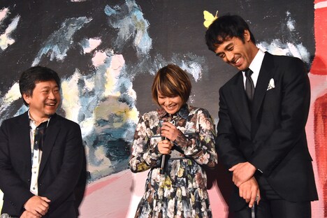 楽しげに笑う是枝裕和（左）、真木よう子（中）、阿部寛（右）。