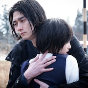 柳俊太郎が清野菜名を物憂げな表情で抱きしめる「雨女」新劇中カット公開