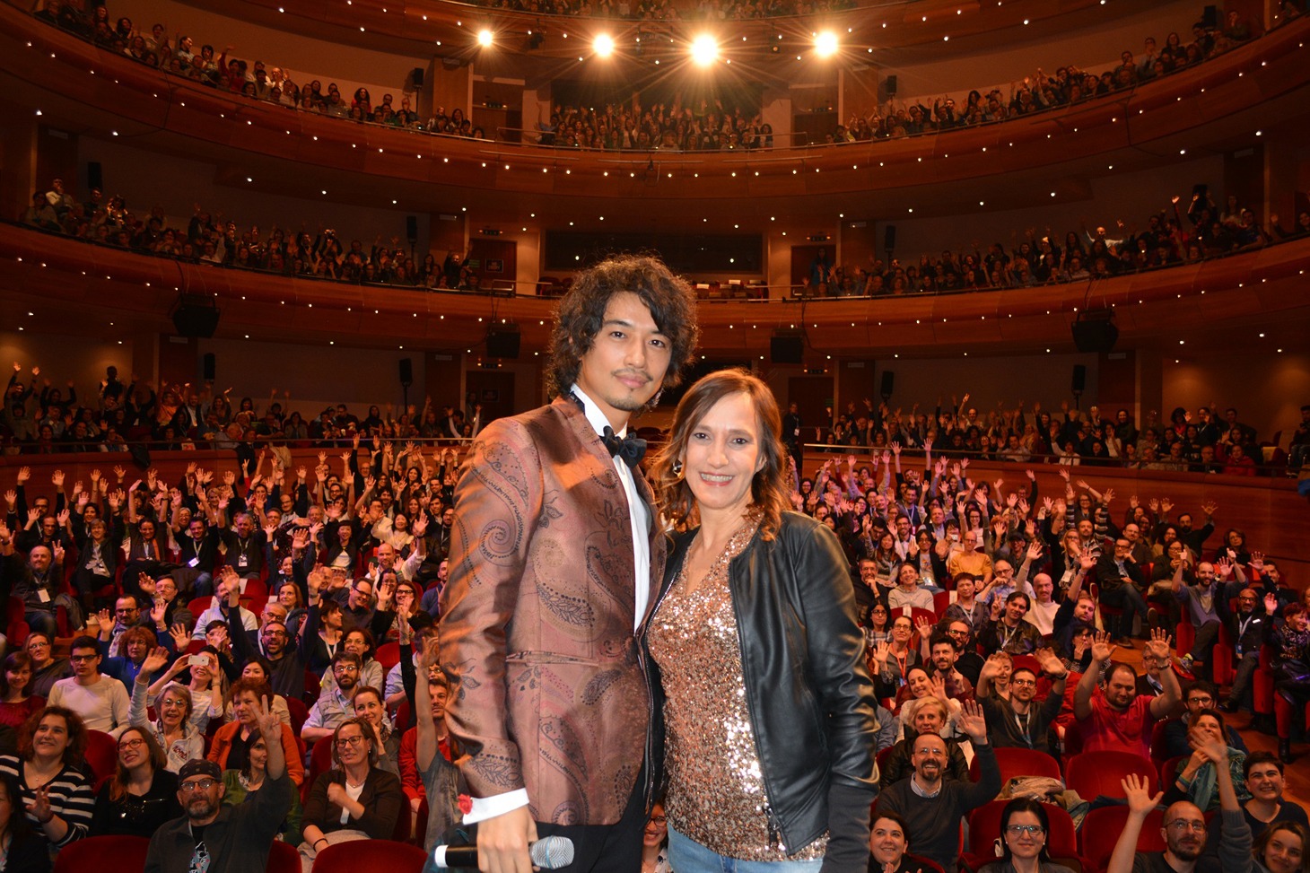 ウーディネ・ファーイースト映画祭で舞台挨拶に登壇した斎藤工（左）。