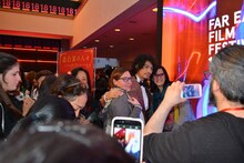 ウーディネ・ファーイースト映画祭でファンと交流する斎藤工。