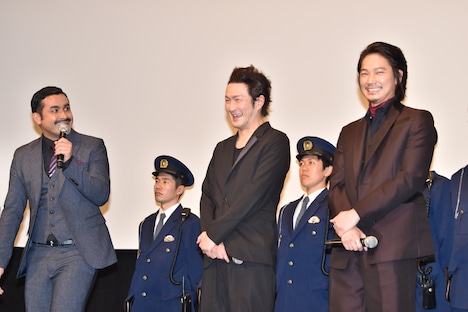 植野行雄（左）の発言に笑う中村獅童（中）と綾野剛（右）。