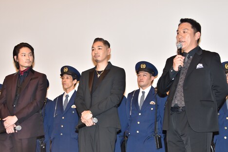 現場を振り返るピエール瀧（右）とそれを静かに聞く綾野剛（左）、YOUNG DAIS（中）。