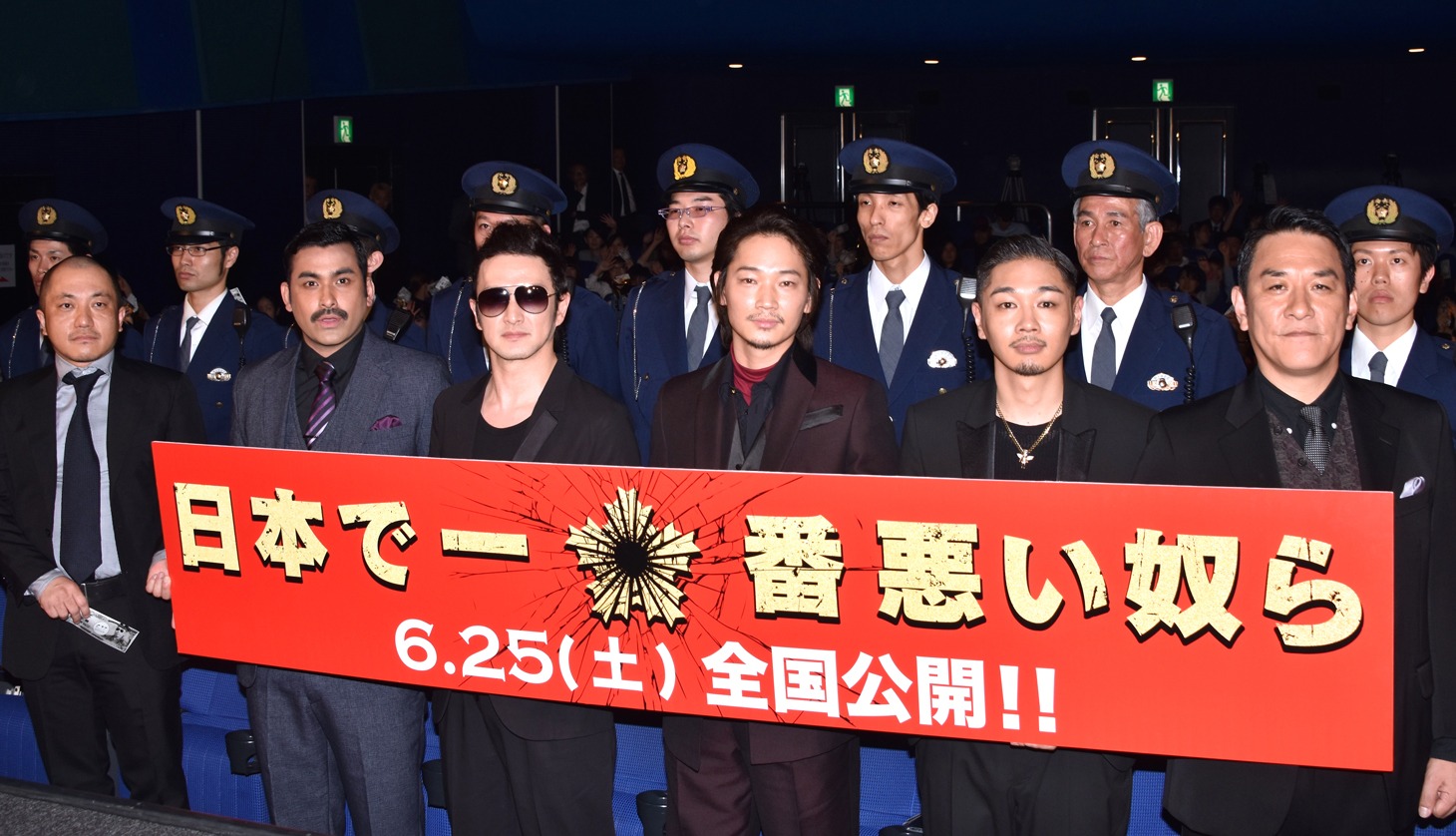 「日本で一番悪い奴ら」完成披露舞台挨拶の様子。左から白石和彌、植野行雄、中村獅童、綾野剛、YOUNG DAIS、ピエール瀧。