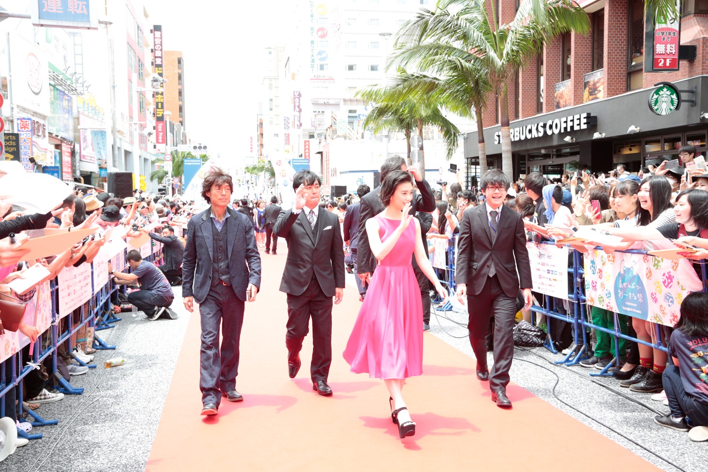 第8回沖縄国際映画祭「島ぜんぶでおーきな祭」のレッドカーペットイベントより「A.I.love you」キャスト、スタッフ陣。(c)2009-2016 沖縄国際映画祭／よしもとラフ＆ピース