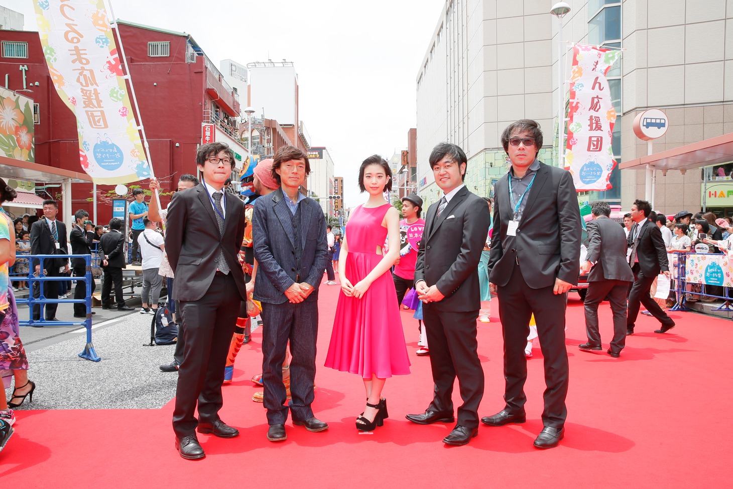 第8回沖縄国際映画祭「島ぜんぶでおーきな祭」のレッドカーペットイベントより「A.I.love you」キャスト、スタッフ陣。(c)2009-2016 沖縄国際映画祭／よしもとラフ＆ピース