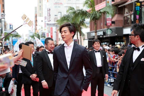 第8回沖縄国際映画祭「島ぜんぶでおーきな祭」のレッドカーペットイベントより「Bros.マックスマン」キャスト、スタッフ陣。 (c)2016「Bros.マックスマン」製作委員会